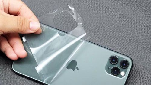  Miếng dán PPF khá dày, khó xử lý các vết loang khí, phải dùng đến nhiệt độ. Ảnh: TGDĐ. 