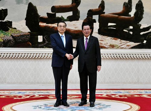  Thủ tướng Hun Sen gặp Thủ tướng Trung Quốc Lý Khắc Cường. Trên cương vị nước chủ nhà, Campuchia mong muốn củng cố tinh thần đoàn kết, chung tay nỗ lực của ASEAN trước các vấn đề đặt ra ở khu vực và toàn cầu. 