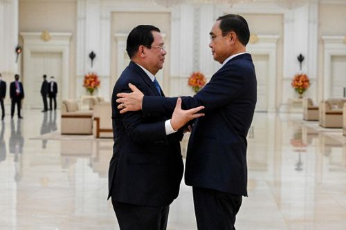  Thủ tướng Vương quốc Campuchia Samdech Techo Hun Sen gặp Thủ tướng Thái Lan Prayuth Chan-ocha trong khuôn khổ Hội nghị Cấp cao ASEAN. Năm nay, Campuchia là nước chủ nhà tổ chức Hội nghị Cấp cao ASEAN lần thứ 40, 41. 