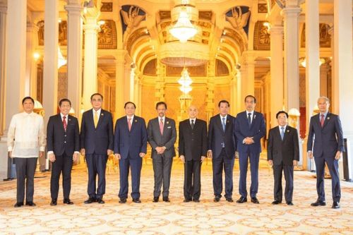  Lãnh đạo các nước ASEAN chụp ảnh lưu niệm cùng Quốc vương Norodom Sihamoni tại Cung điện Hoàng gia Campuchia. 