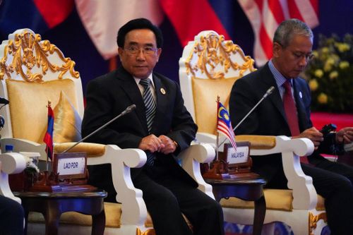  Thủ tướng Lào Phankham Viphavanh tại một sự kiện trong Hội nghị. Sáng 10/11, Thủ tướng Phankham Viphavanh đã có cuộc gặp với Thủ tướng Phạm Minh Chính. Hai bên quyết tâm tháo gỡ vướng mắc, giải quyết dứt điểm một số tồn đọng và thúc đẩy triển khai dự án trọng điểm như bến cảng Vũng Áng, sân bay Nỏng-khạng, các dự án kết nối giao thông đường bộ, đường sắt… 