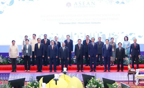  Hội nghị Cấp cao ASEAN lần thứ 40, 41 diễn ra từ 10 đến 13/11, đánh dấu nối lại trao đổi đối thoại trực tiếp giữa các lãnh đạo sau hơn 2 năm bị gián đoạn do Covid-19. 