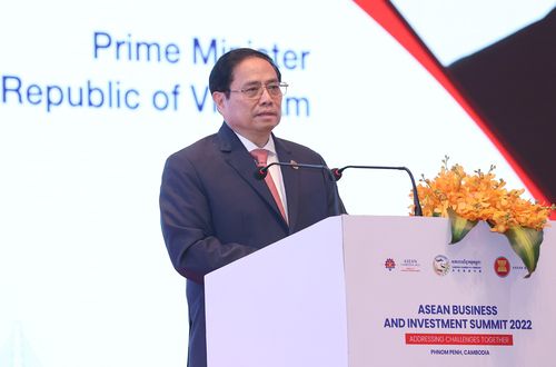  Dẫn đầu đoàn đại biểu cấp cao Việt Nam tham dự Hội nghị Cấp cao ASEAN lần thứ 40, 41, Thủ tướng Phạm Minh Chính tham dự nhiều hoạt động và có những bài phát biểu quan trọng. Phát biểu tại Hội nghị thượng đỉnh về kinh doanh và đầu tư ASEAN năm 2022 diễn ra chiều 10/11, Thủ tướng Phạm Minh Chính cho rằng trong một thế giới luôn biến động, tiềm ẩn nhiều rủi ro như ngày nay, phải có cách tiếp cận toàn cầu để ứng phó với thách thức, vượt qua khủng hoảng, phục hồi kinh tế. 
