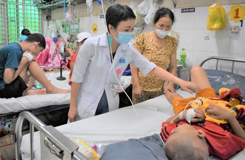 Bệnh nhân đang điều trị tại Bệnh viện Ung bướu TPHCM . Ảnh: QUANG HUY