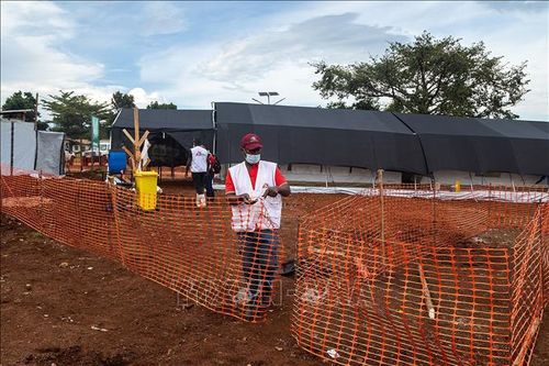 Nhân viên y tế làm việc tại khu vực cách ly dành cho bệnh nhân Ebola ở Mubende, Uganda, ngày 24/9/2022. Ảnh: AFP/TTXVN