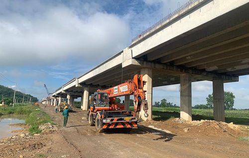 Cùng với đẩy nhanh tiến độ cao tốc Bắc - Nam giai đoạn 1, Bộ Giao thông Vận tải yêu cầu kiểm soát chặt việc lựa chọn nhà thầu giai đoạn 2. Ảnh: Tuấn Lương