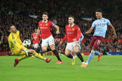  Phút 48, hàng thủ MU chơi thiếu tập trung và để Ollie Watkins thoát xuống, dứt điểm chéo góc, mở tỷ số. 