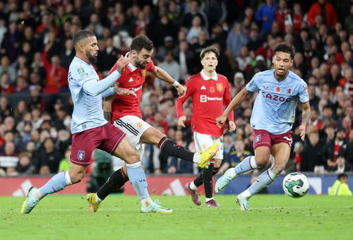  Trong khoảng 20 phút cuối, Man United đẩy cao đội hình để gây sức ép. Sau một vài cú sút xa không hiệu quả, "Quỷ đỏ" bất ngờ được hàng thủ Aston Villa tặng bàn thắng thứ 3. Phút 78, thủ môn Olsen có đường chuyền bất cẩn, Alejandro Garnacho cướp bóng rồi chọc khe để Bruno Fernandes thoát xuống, vẩy má ngoài kỹ thuật. Bóng chạm Tyrone Mings, đổi hướng và đi vào lưới. 