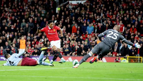  Ở ngay pha giao bóng sau đó, chủ nhà đã có bàn gỡ hòa 1-1. Bruno đột phá bên cánh phải trước khi căng ngang để Anthony Martial đệm cận thành, hạ gục thủ môn Robin Olsen. 