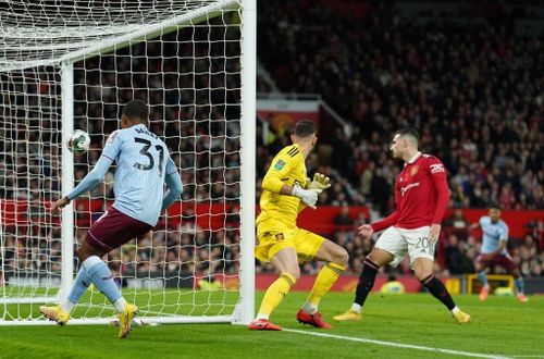  Phút 61, Aston Villa một lần nữa vượt lên. Từ quả tạt của Ashley Young, Leon Bailley đánh đầu không trúng đích nhưng Diogo Dalot lại lóng ngóng phản lưới trước sự bất lực của Martin Dubravka. 