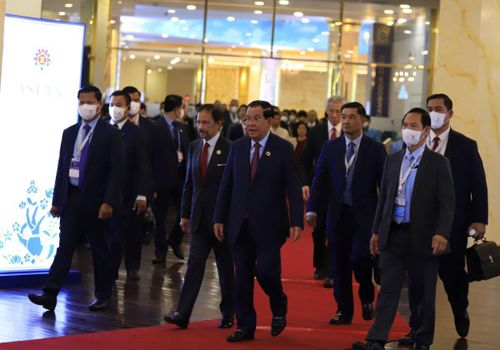 Các nhà lãnh đạo ASEAN tới dự Lễ khai mạc Hội nghị cấp cao ASEAN lần thứ 40, 41. Ảnh trung tâm báo chí ASEAN.