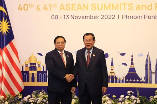 Thủ tướng Hun Sen chào đón Thủ tướng Phạm Minh Chính tới dự Hội nghị. Ảnh trung tâm báo chí ASEAN