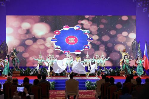 Chương trình nghệ thuật chào mừng các nhà Lãnh đạo ASEAN tới dự Hội nghị. Ảnh Dương Giang