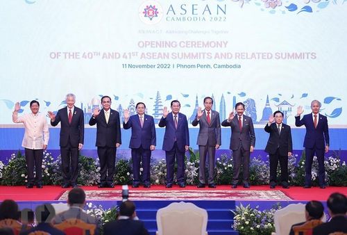 Thủ tướng Phạm Minh Chính và trưởng đoàn các nước ASEAN chụp ảnh chung tại Lễ khai mạc. (Ảnh: Dương Giang/TTXVN)