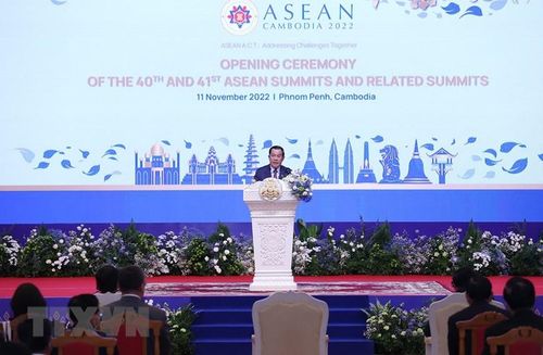 Thủ tướng Campuchia, Chủ tịch ASEAN 2022 Samdech Techo Hun Sen phát biểu khai mạc hội nghị. (Ảnh: Dương Giang/TTXVN)