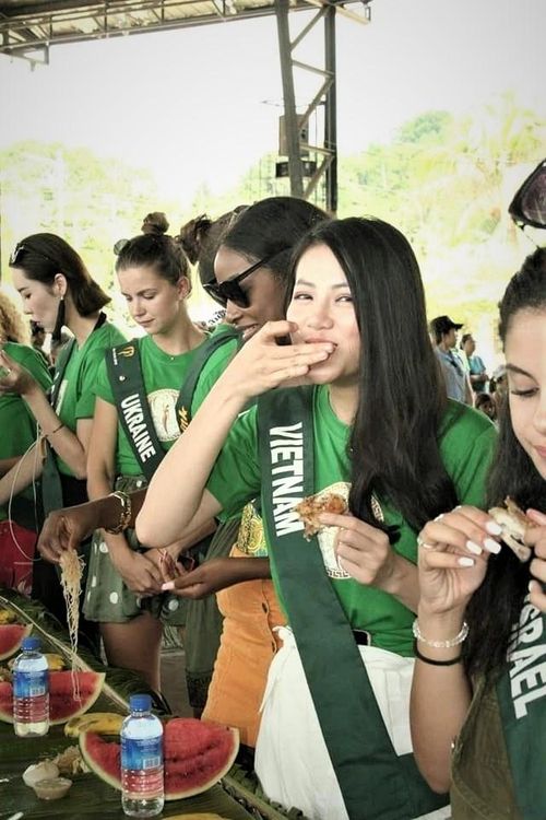 Hình ảnh thí sinh Miss Earth 2018 ăn bốc bị đánh giá mất vệ sinh.