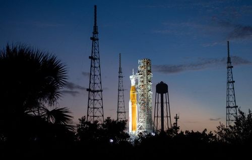 Tên lửa SLS tại Trung tâm Vũ trụ Kennedy ngày 6/11. Ảnh: NASA.