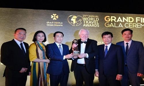 Ông Vũ Việt Văn - Phó Chủ tịch thường trực UBND tỉnh Vĩnh Phúc (thứ 3 từ trái sang) cùng một số lãnh đạo sở ngành tại lễ trao
