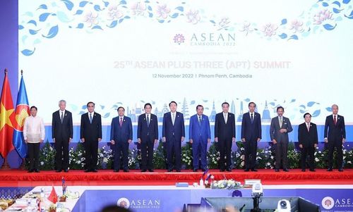  Trưởng đoàn các nước ASEAN và Thủ tướng Trung Quốc Lý Khắc Cường, Thủ tướng Nhật Bản Kishida Fumio và Tổng thống Hàn Quốc Yoon Suk-yeol chụp ảnh chung. (Ảnh: Dương Giang/TTXVN) 