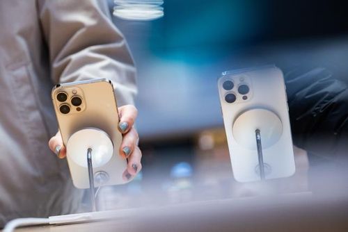  Người dùng có thể phải chờ đợi cả tháng mới nhận được iPhone 14. Ảnh: Getty Images. 