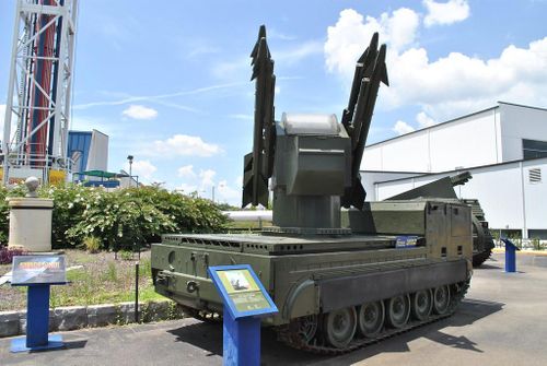 Hệ thống được tích hợp radar chỉ thị mục tiêu AN/MPQ-49, khung gầm xe bệ phóng bánh xích M730 được chế tạo trên cơ sở xe kéo pháo M548 với khả năng cơ động khá cao, kíp chiến đấu của MIM-72 Chaparral là 4 người.