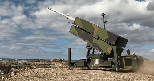 Hiện tại Lực lượng phòng không Ukraine có trong tay một số tổ hợp sử dụng tên lửa không đối không nhưng được phóng đi từ mặt đất, điển hình là NASAMS với đạn AIM-120 AMRAAM, Aspide trang bị đạn AIM-7 Sparrow hay IRIS-T.