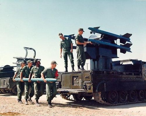 Tên lửa MIM-72C được trang bị đầu đạn nổ mảnh M250 với các mảnh làm từ hợp kim volfram có trọng lượng 12,6 kg (được chế tạo tại công ty Pikatinskom), đầu nổ vô tuyến phi tiếp xúc M817 (sản phẩm của Phòng Thí nghiệm Harry Daimonda).
