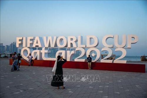 Du khách chụp ảnh tại Doha, Qatar, ngày 23/10/2022. Ảnh: AFP/TTXVN