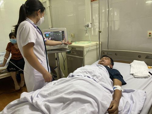 Điều trị bệnh nhân sốt xuất huyết nặng tại bệnh viện. Ảnh: Tạ Nguyên.