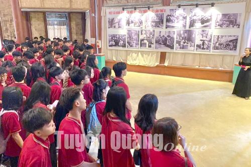 Học sinh Trường Phổ thông Tuyên Quang tìm hiểu lịch sử tại Khu di tích Quốc gia đặc biệt Kim Bình.