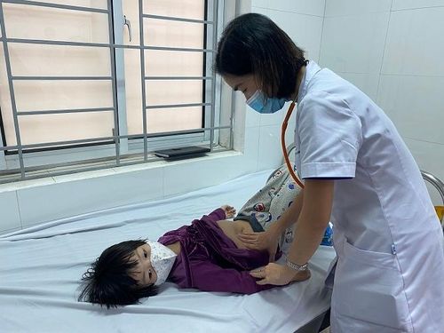 BS Đặng Khánh Ly thăm khám cho một trẻ mắc sốt xuất huyết phải điều trị nội trú. Ảnh: MT.