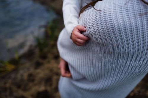 Việc chăm sóc trẻ tại nhà phù hợp sẽ hạn chế nguy cơ do sốt xuất huyết. Ảnh: Jenna_christina.