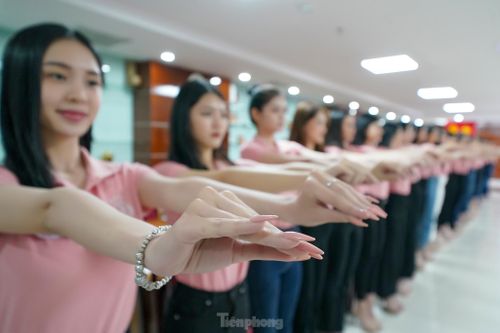 Lắng nghe cơ thể để hiểu mọi chi tiết trên cơ thể, phải chỉn chu mọi thứ từ dáng đứng, điệu bộ, cử chỉ... để thí sinh có thể "nói" tốt nhất "ngôn ngữ cơ thể" của mình.