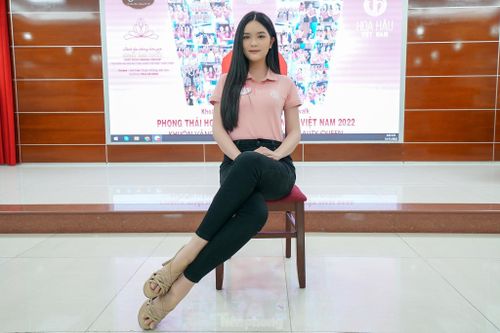 Một thí sinh có dáng ngồi chuẩn được mời lên làm mẫu.