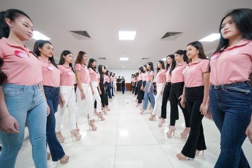 Bài tập cơ bản để có bước đi chắc chắn, kiêu sa của một hoa hậu.