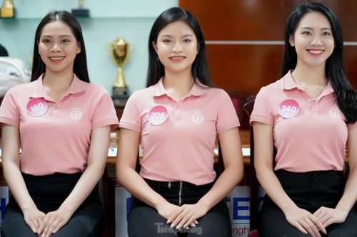 Nâng cao hơn nữa là cười trước ống kính.