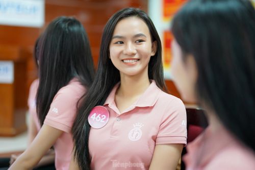 Nâng cao hơn, chuyên gia Ánh Tuyết yêu cầu các bạn nhìn thẳng vào mắt nhau và nở nụ cười thật tự nhiên.