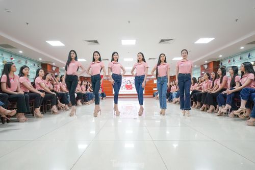Chuyên gia Ánh Tuyết phân tích khá kỹ cho các thí sinh về những điểm mạnh của bàn chân để thí sinh chú ý, tận dụng tốt nhất để có được tướng đi, dáng đứng mang phong thái một hoa hậu.