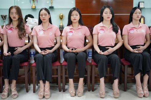 Tập thở và vận khí ở tư thế ngồi.