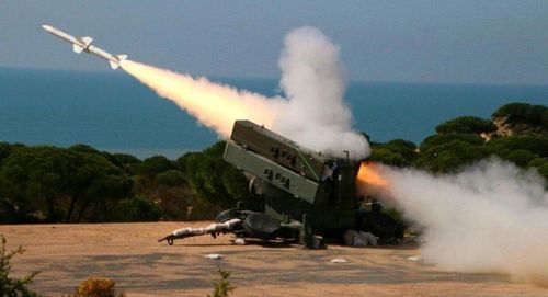 Đức cũng đã cam kết viện trợ thêm cho Ukraine 4 hệ thống tên lửa phòng không tầm trung IRIS-T, đồng thời Vương quốc Anh vào tháng 10/2022 đã tuyên bố chuyển giao các tên lửa AMRAAM để Ukraine sử dụng trên tổ hợp IRIS-T.