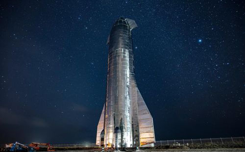 Tên lửa Starship của SpaceX với kích thước, sức mạnh và tải trọng lớn hơn SLS. Ảnh: Technologyreview. 