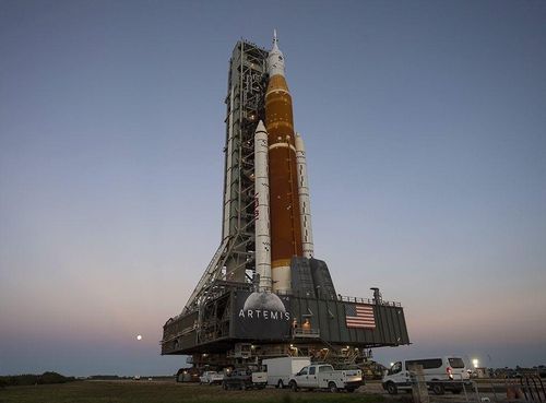  Tên lửa SLS trên bệ phóng sau nhiều lần trì hoãn vì sự cố phần cứng. Ảnh: BBC. 
