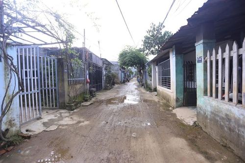 Nhiều căn nhà tạm bợ trong vùng quy hoạch ga đường sắt không thể sửa chữa trong 18 năm qua do vướng quy hoạch ga đường sắt “treo”.