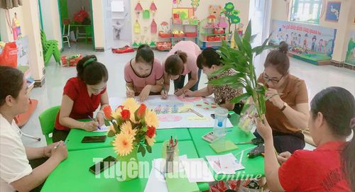 Giáo viên trường Mầm non Tân Tiến (Yên Sơn) làm đồ dùng, trang trí lớp học, tạo môi trường thân thiện cho trẻ.