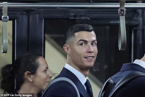 Dù vậy, Ronaldo vẫn tỏ ra vui vẻ...
