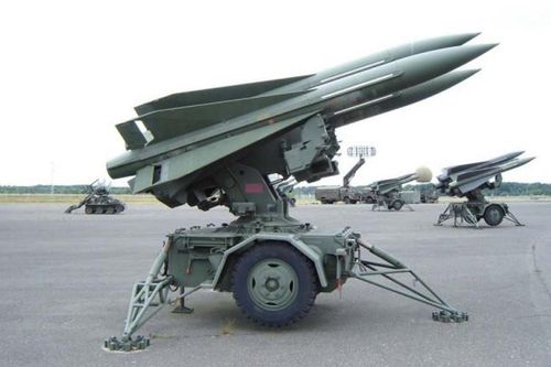 Mỗi quả tên lửa MIM-23 Hawk có trọng lượng phóng 638 kg, mang theo đầu đạn nổ phân mảnh nặng 74 kg, trong đó bao gồm 14 nghìn mảnh văng với trọng lượng 2 gam mỗi phần để tăng khả năng sát thương.
