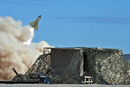 Đáng chú ý là MIM-23 Hawk đã nhiều lần tìm cách bắn hạ những chiếc tiêm kích MiG-25 của Liên Xô đang hoạt động ở Trung Đông nhưng vô ích do vận tốc của chiến đấu cơ Foxbat quá lớn.