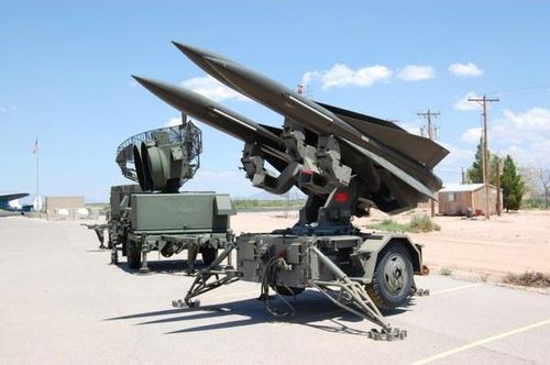 Tổ hợp phòng không MIM-23 Hawk đầu tiên bắt đầu được biên chế vào năm 1960 và nâng cấp lần đầu vào thập niên 70, phiên bản này trang bị tên lửa có khả năng bắn trúng mục tiêu ở cự ly 1.500 - 30.000 m, độ cao 60 - 18.000 m, tốc độ tối đa 500 m/s.