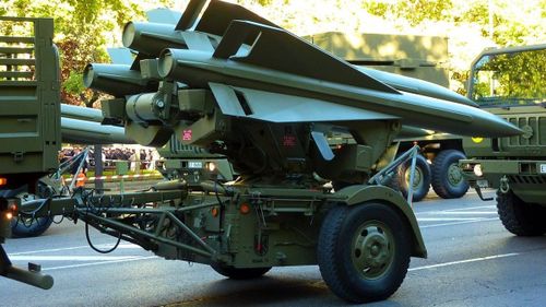 Mỹ và các nước NATO đang ra sức tăng cường lực lượng phòng không của Quân đội Ukraine. Hiện tại các hệ thống tên lửa cũ mà Ukraine kế thừa từ Liên Xô đang trên đà cạn kiệt, ngoài ra chúng thường bắn trượt mục tiêu.