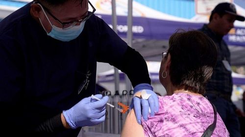  Người dân Mỹ ở Los Angeles tiêm phòng cúm. Ảnh: AP. 